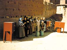 توزيع أفران الغاز الجماعية التي تستخدم أقل حطباً من الأفران التقليدية على النساء.